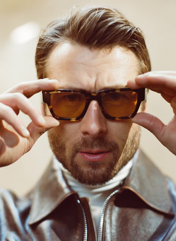 Glen Powell sigue imparable entre acción, comedia y ciencia-ficción 3 Glen Powell posando para Gentleman.