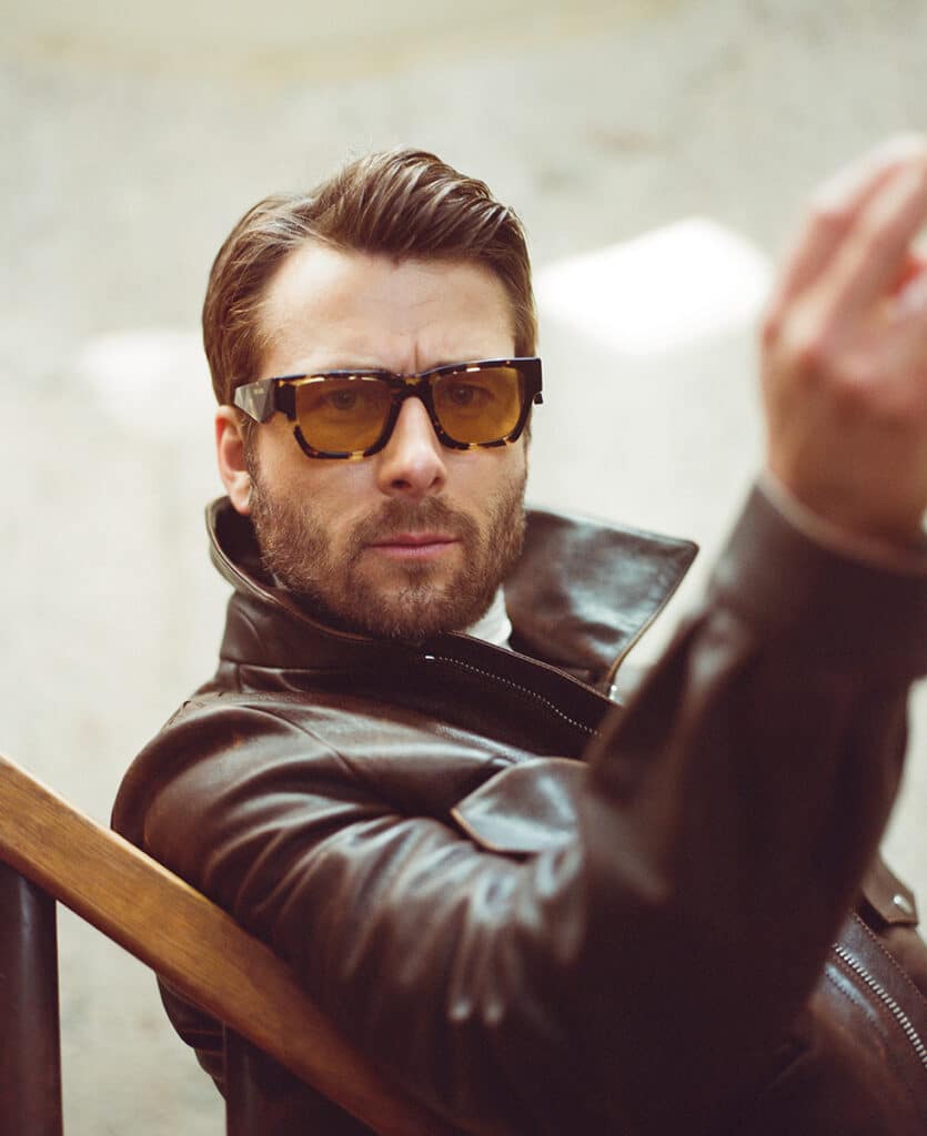 Glen Powell sigue imparable entre acción, comedia y ciencia-ficción 2 Glen Powell posando para Gentleman.