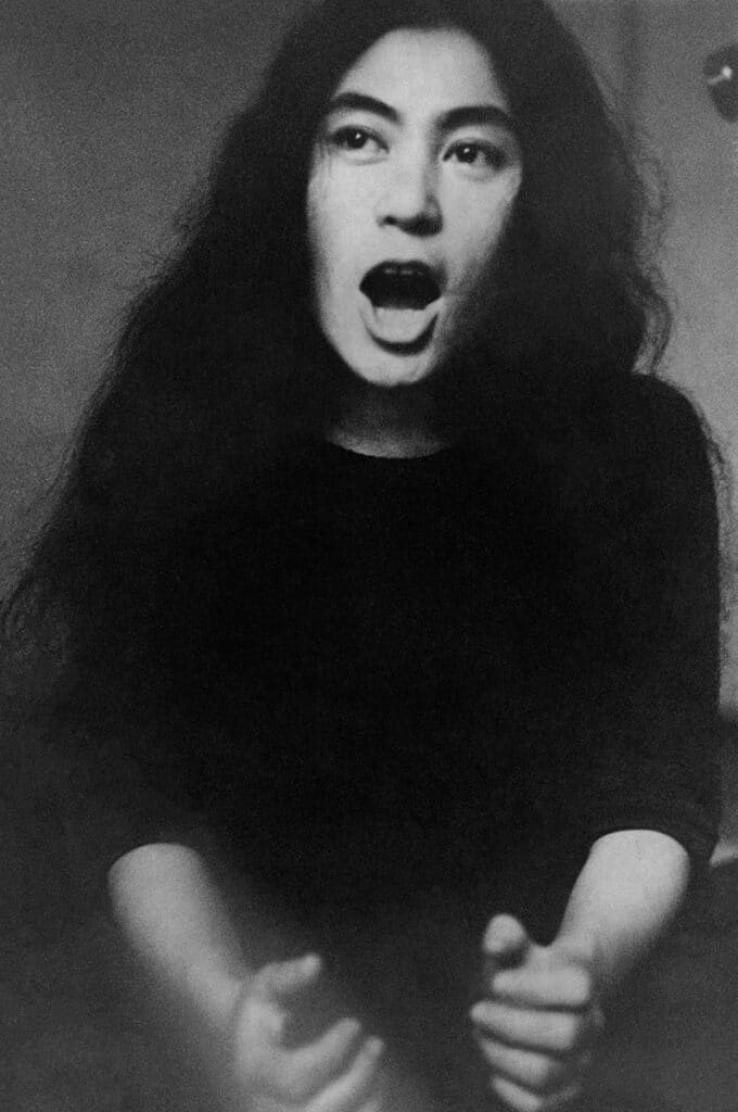Yoko Ono protagoniza en el MUSAC la mayor retrospectiva de su obra en España en la última década 2 Yoko Ono, Voice Piece for Soprano, 1961. Fotografiada en septiembre de 1966.
