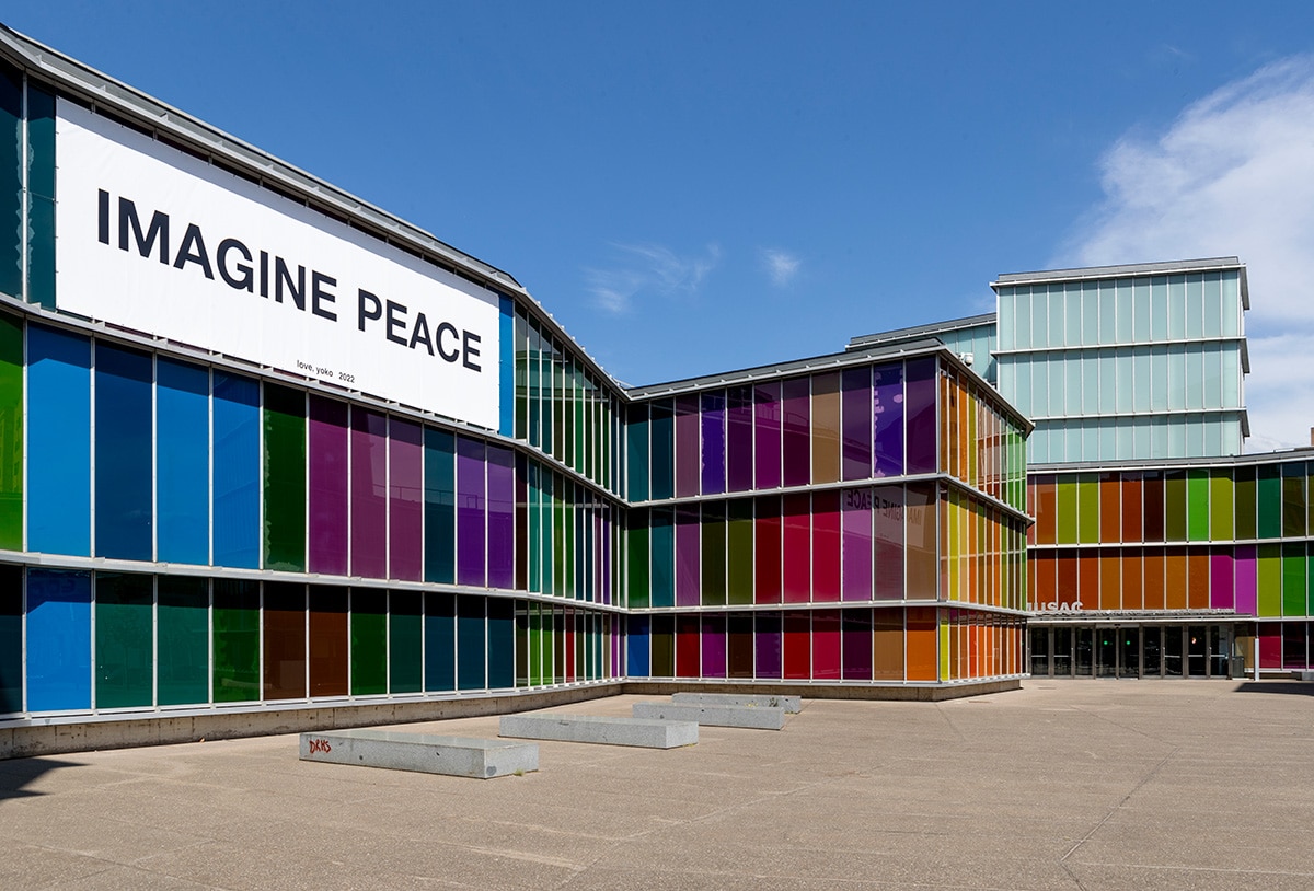 Yoko Ono, IMAGINE PEACE, 2003. Vista de la instalación en MUSAC, León, España, 2022.