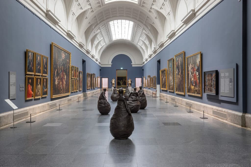 Imagen de las obras de la exposición 'Juan Muñoz. Historias de Arte' en la Galería Central del edificio Villanueva del Museo Nacional del Prado.