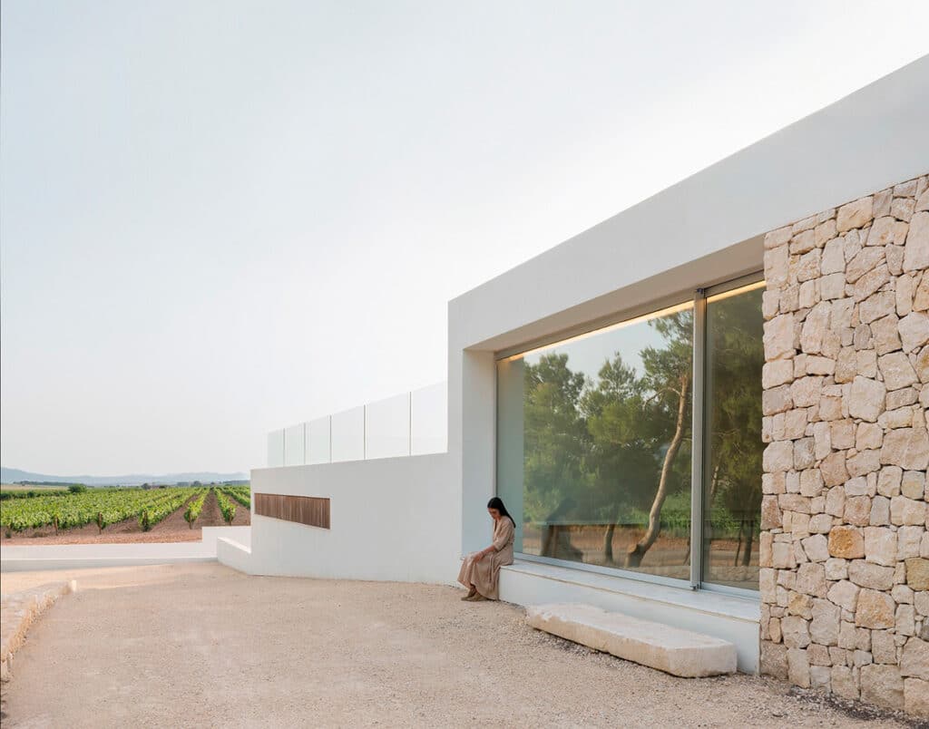 Cada proyecto se concibe como una experiencia emocional, donde la luz, los materiales y el silencio se convierten en herramientas para despertar sensaciones y recuerdos.