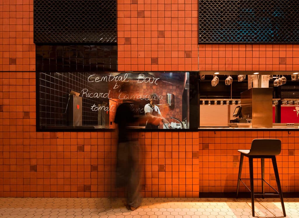Interior del Central Bar by Ricard Camarena.