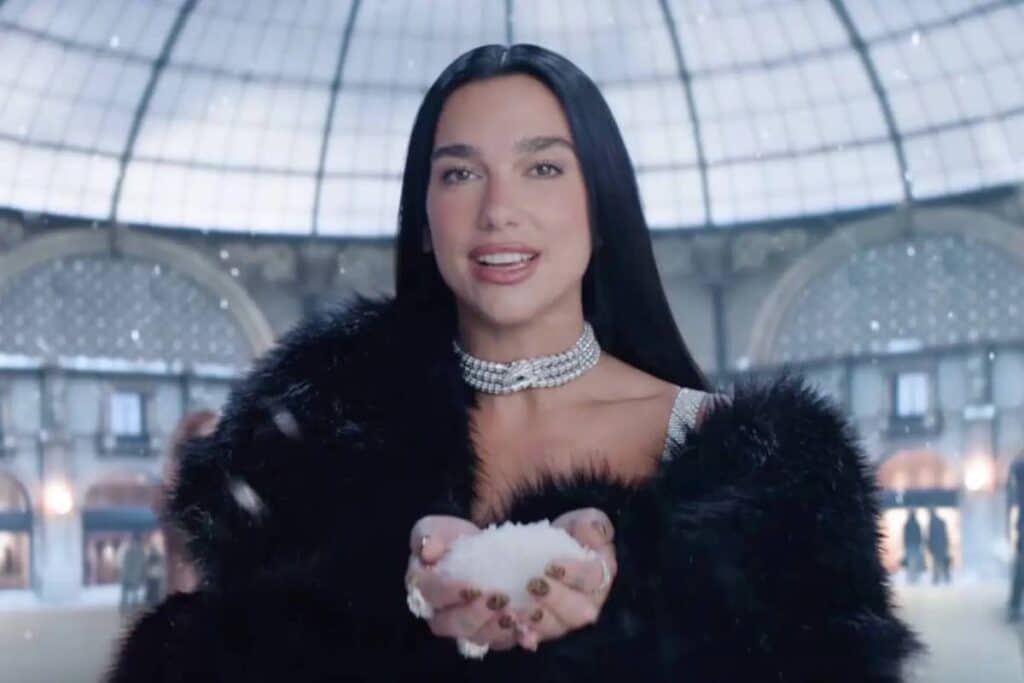 Dua Lipa protagoniza, con Bvlgari, la campaña de los Juegos Olímpicos de Invierno 2 Dua Lipa protagoniza, con Bvlgari, la campaña de los Juegos Olímpicos de Invierno.