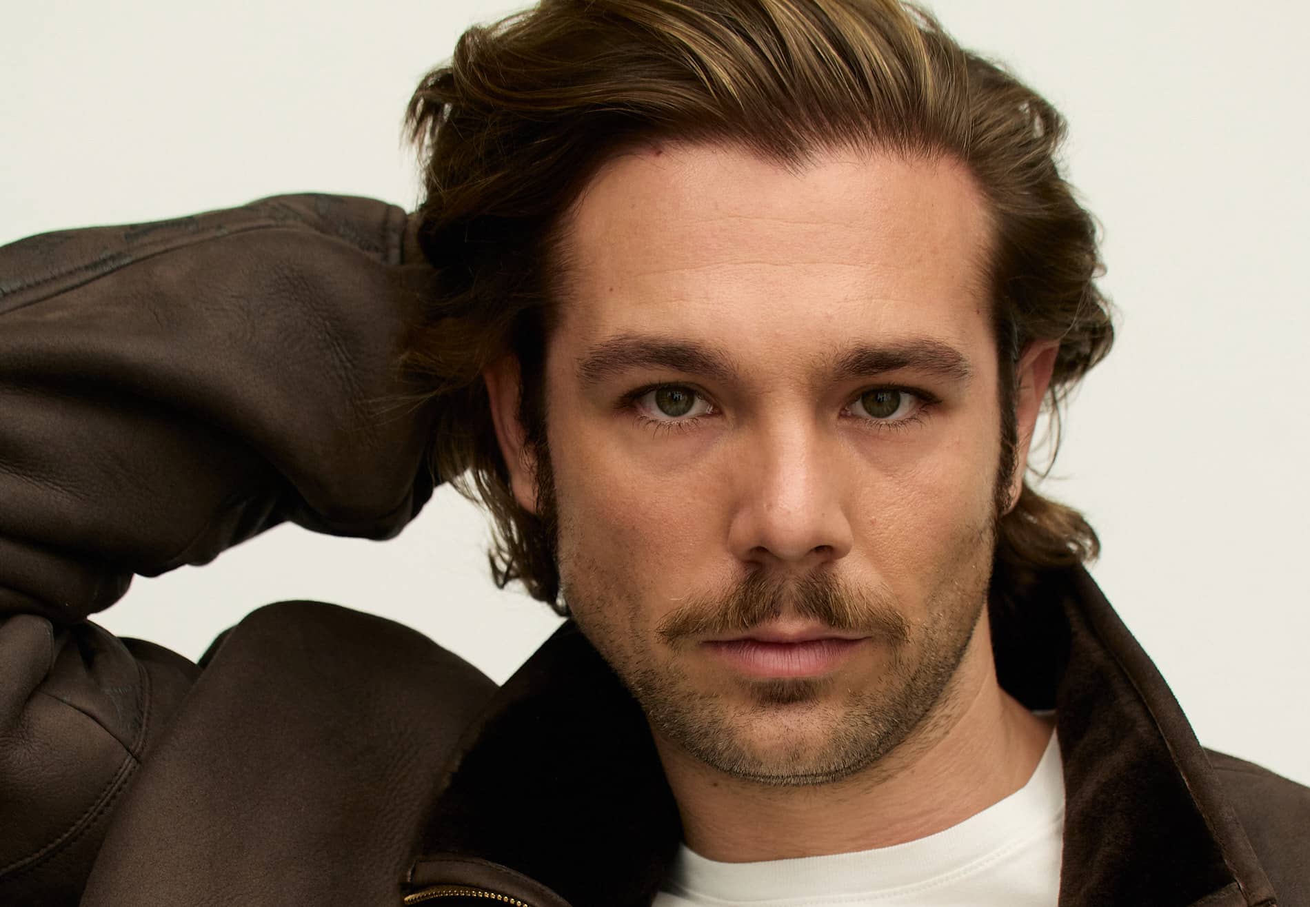 El actor Carlos Cuevas posa para Gentleman.