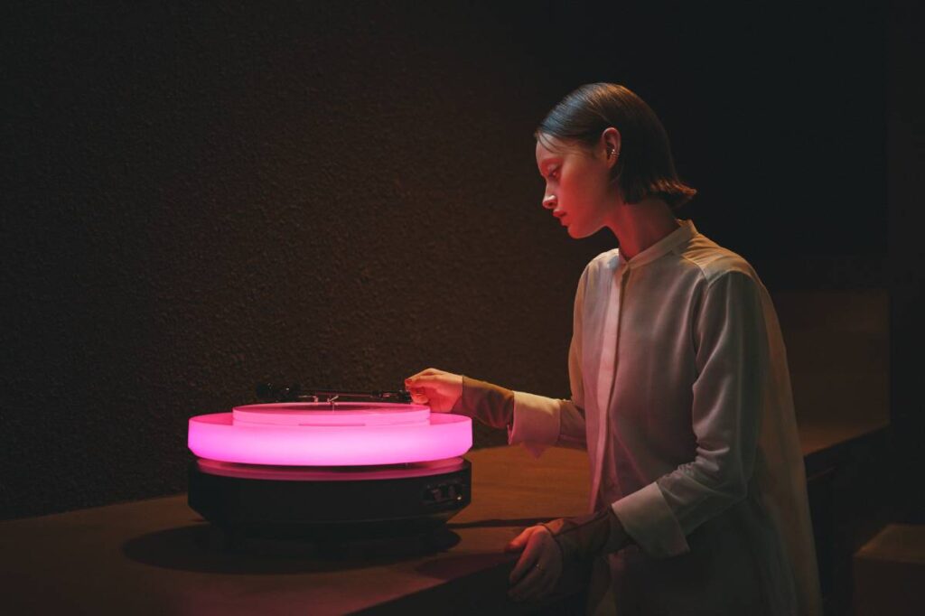 Giradiscos flotante de edición limitada ‘Hotaru’ de Audio-Technica.