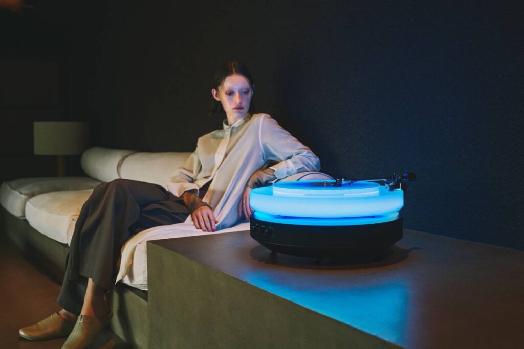 Giradiscos flotante de edición limitada ‘Hotaru’ de Audio-Technica.