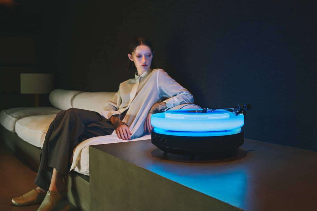 Giradiscos flotante de edición limitada ‘Hotaru’ de Audio-Technica.