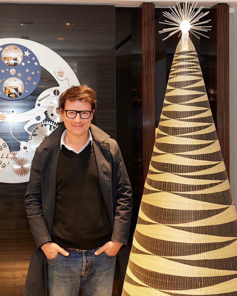 Álvaro Catalán de Ocón junto al árbol solidario diseñado para IWC Schaffhausen.