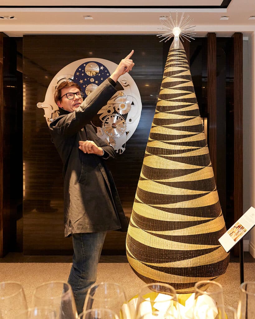 Álvaro Catalán de Ocón junto al árbol solidario diseñado para IWC Schaffhausen.