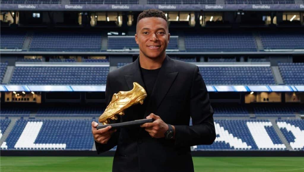 Kylian Mbappé recibió la Bota de Oro vistiendo un traje de Dior.