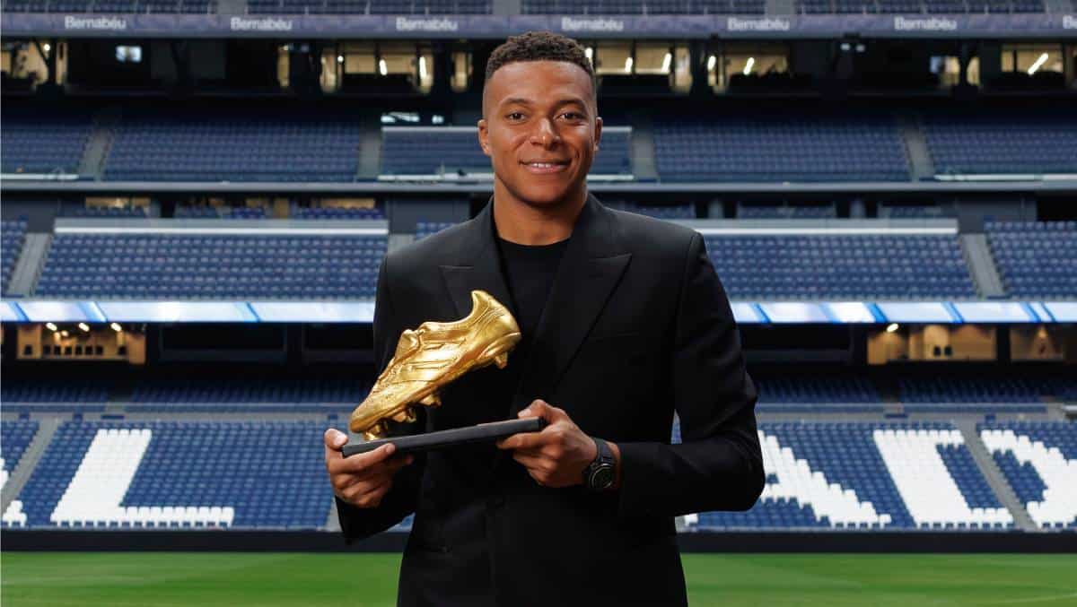 Kylian Mbappé recibió la Bota de Oro vistiendo un traje de Dior.