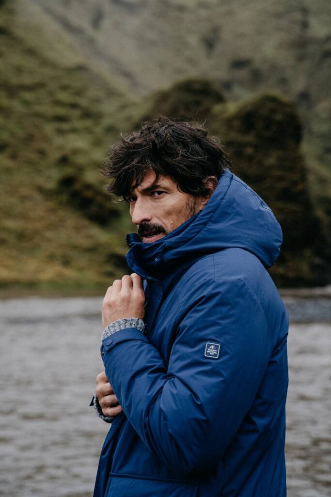 Andrés Velencoso con un abrigo de OTOO en colaboración con Martin Miller’s Gin.