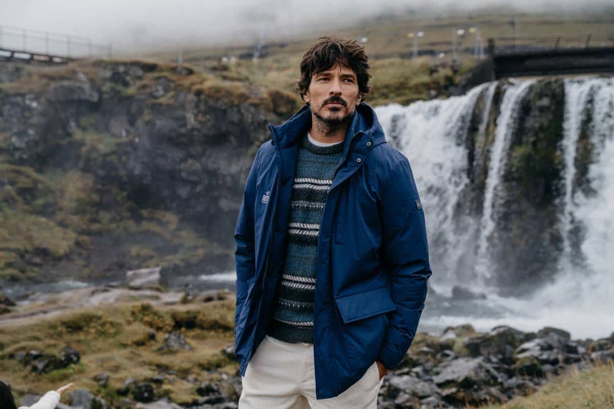 Andrés Velencoso con un abrigo de OTOO en colaboración con Martin Miller’s Gin.
