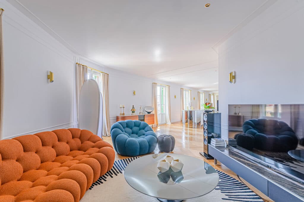 Cuatro hogares que redefinen el lujo y la serenidad urbana 3 Ático dúplex situado en una finca esquinera del barrio barcelonés de Dreta de l’Eixample.