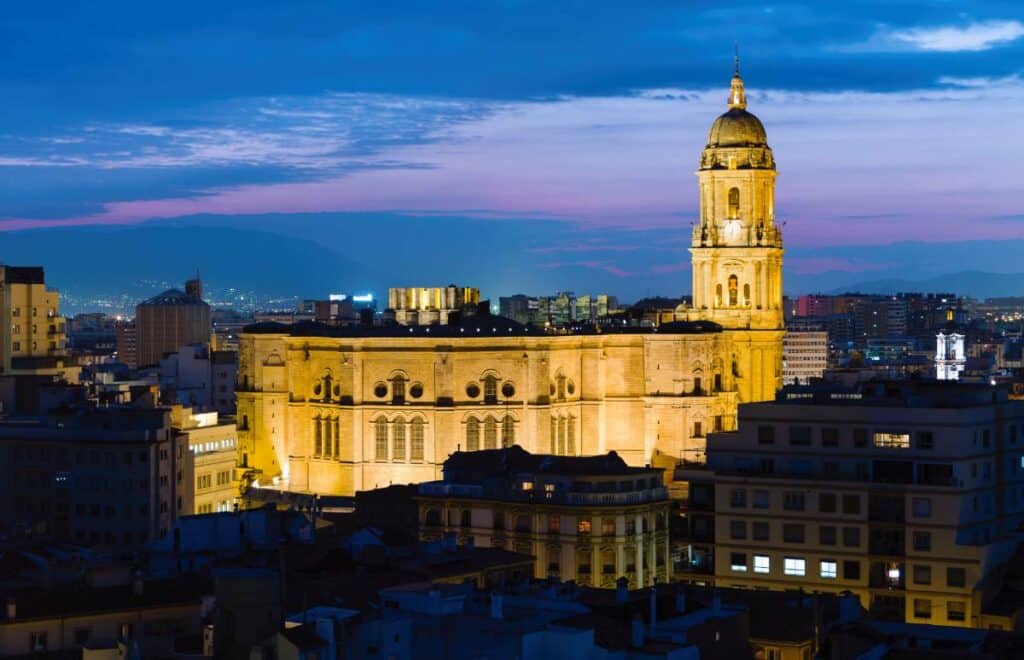 Vista nocturna de la catedral de Málaga.
