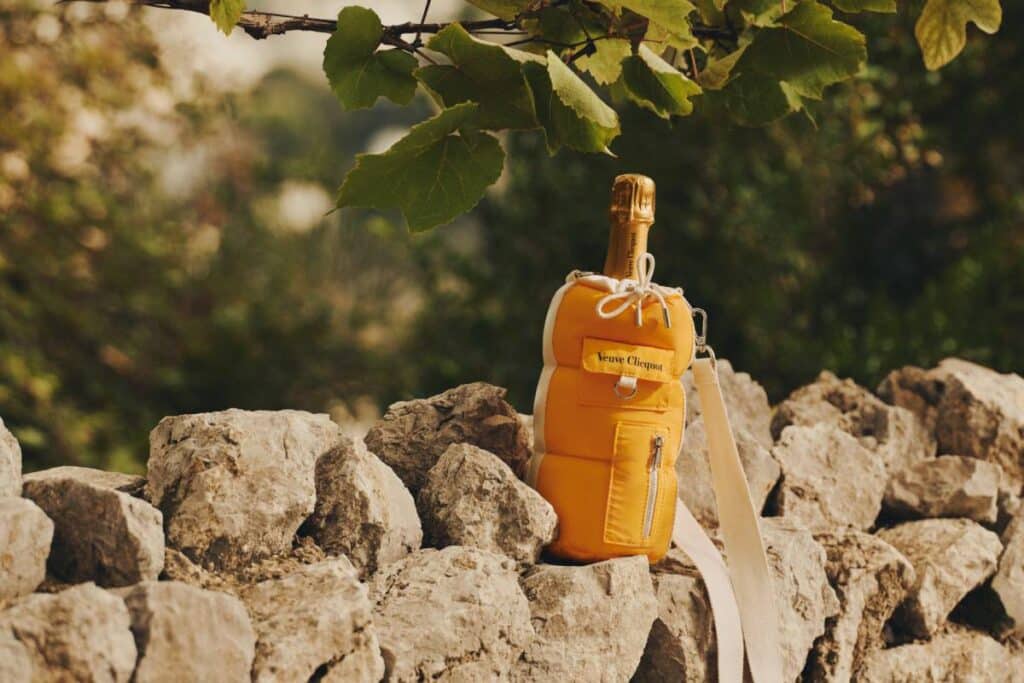 Ideas gourmet para una Navidad llena de sabor 4 Estuche isotérmico Puffy Holder de Veuve Clicquot.