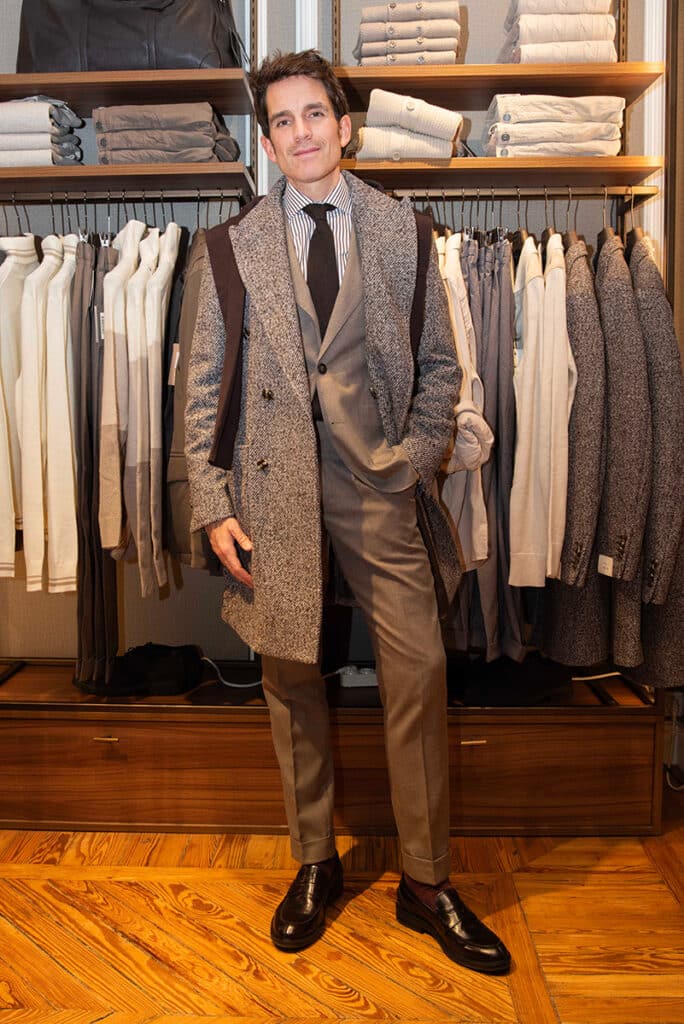 Moda, música y estilo: así celebró Dan John la Navidad en Serrano 2 El influencer Alberto Ortiz en un evento navideño de Dan John en Madrid.