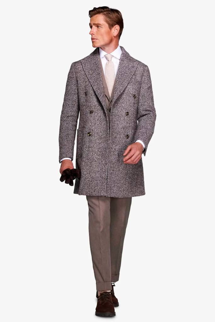 Moda, música y estilo: así celebró Dan John la Navidad en Serrano 3 Abrigo botonadura doble tejido diagonal gris tórtola de Dan John.