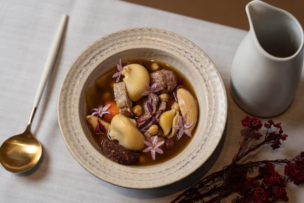 La Navidad se vive en los hoteles: sabores, ambientes y momentos para recordar en Barcelona 2 Escudella catalana con pilota trufada en el Hotel Almanac Barcelona.