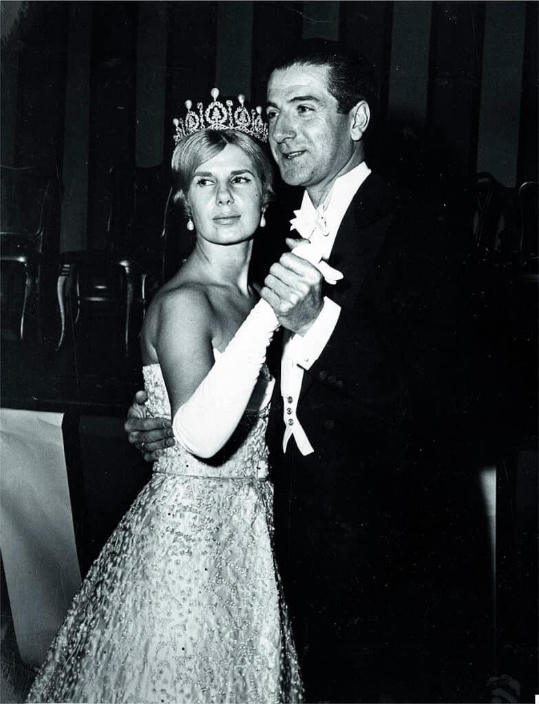 Cayetana Fitz-James Stuart y Luis Martínez de Irujo, XVIII duques de Alba en el Imperial Ball de Nueva York. Anónimo. 1959. Cortesía Fundación Casa de Alba.