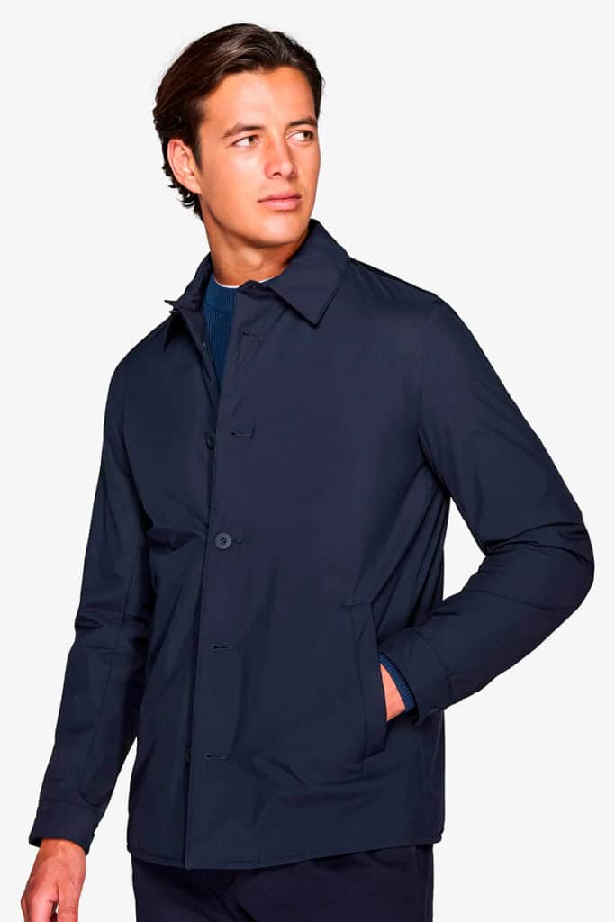 Moda, música y estilo: así celebró Dan John la Navidad en Serrano 11 Gabardina corta azul de Dan John.