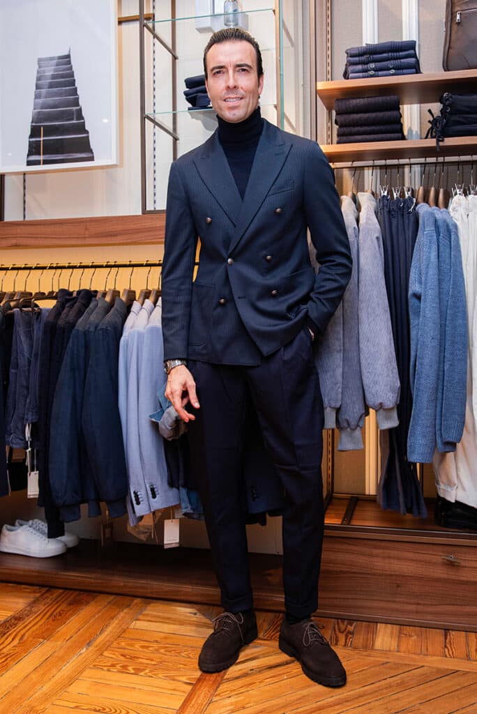 Moda, música y estilo: así celebró Dan John la Navidad en Serrano 10 José María Lacort en un evento navideño de Dan John en Madrid.