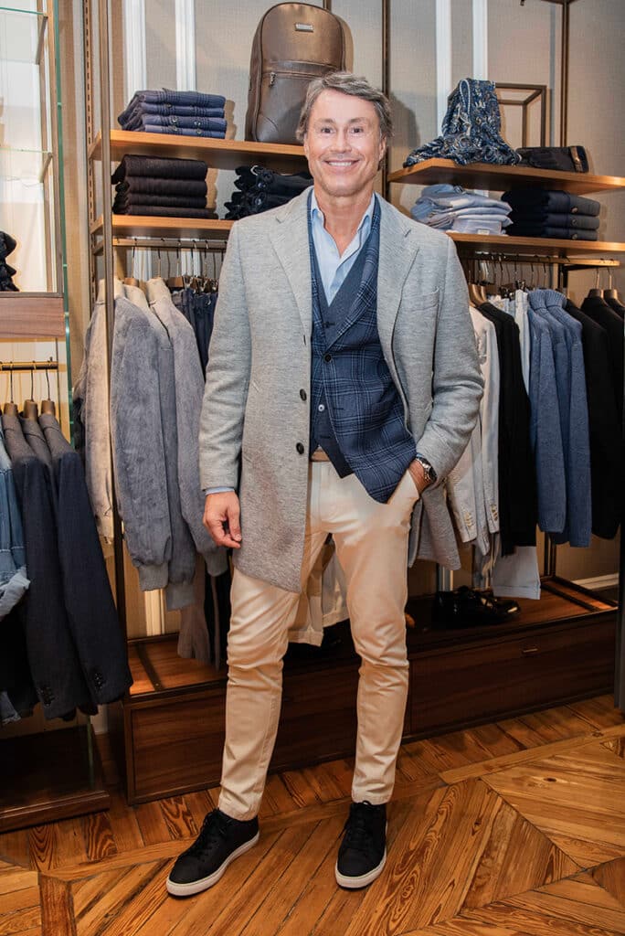 Moda, música y estilo: así celebró Dan John la Navidad en Serrano 6 Íñigo de Lorenzo en un evento navideño de Dan John en Madrid.