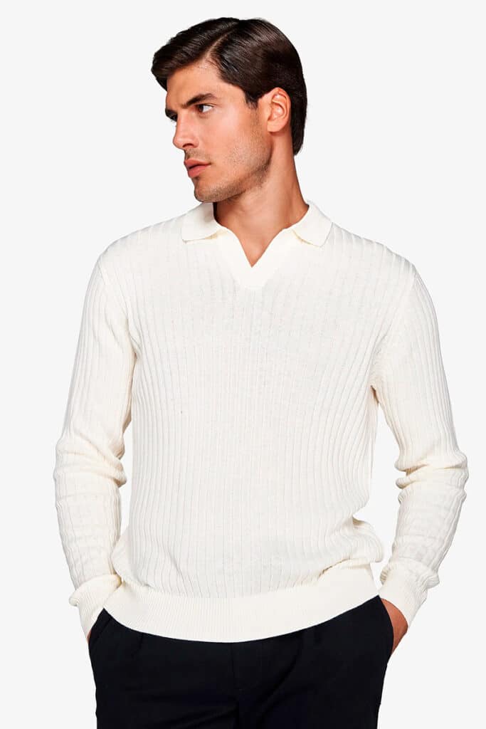 Moda, música y estilo: así celebró Dan John la Navidad en Serrano 16 Polo de punto jersey de canalé plano con cuello abierto blanco roto de Dan John.