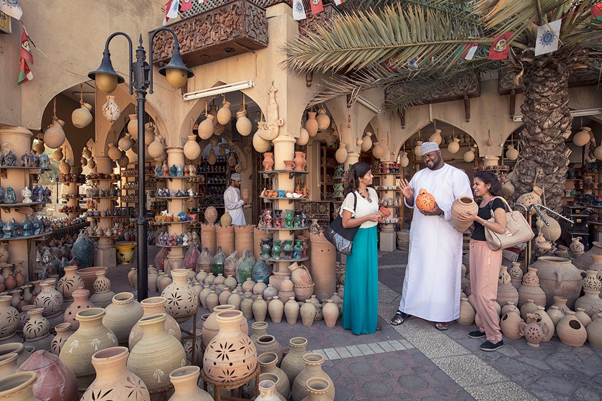 Omán celebra aniversarios históricos y se consolida como destino cultural de primer nivel 2 Nizwa Souq, mercado tradicional de Nizwa.