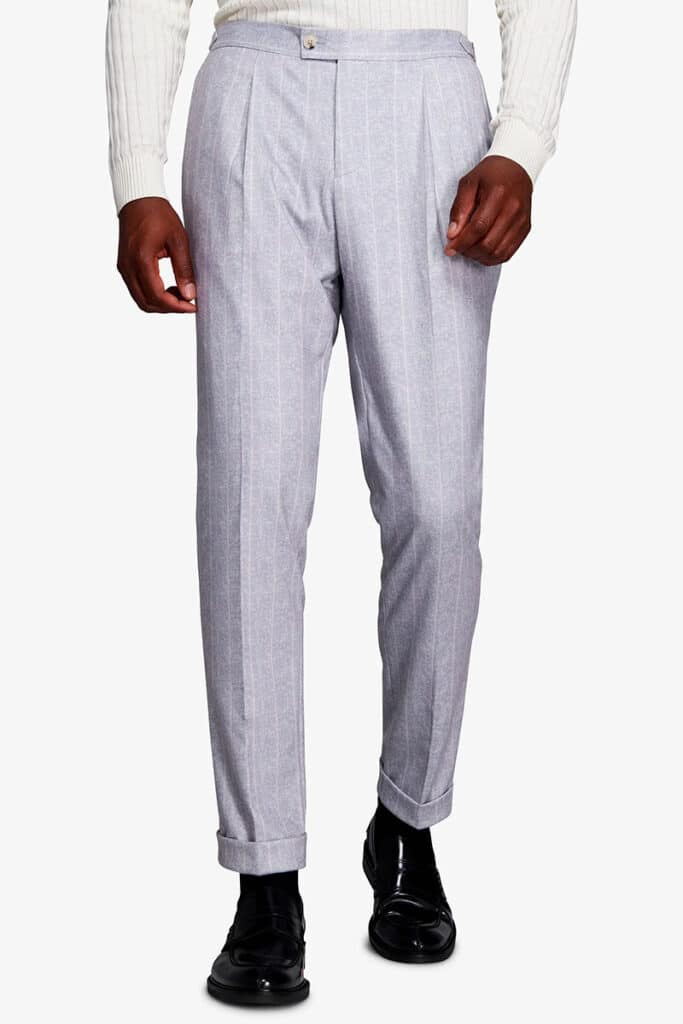 Moda, música y estilo: así celebró Dan John la Navidad en Serrano 17 Pantalón de raya diplomática celeste de Dan John.