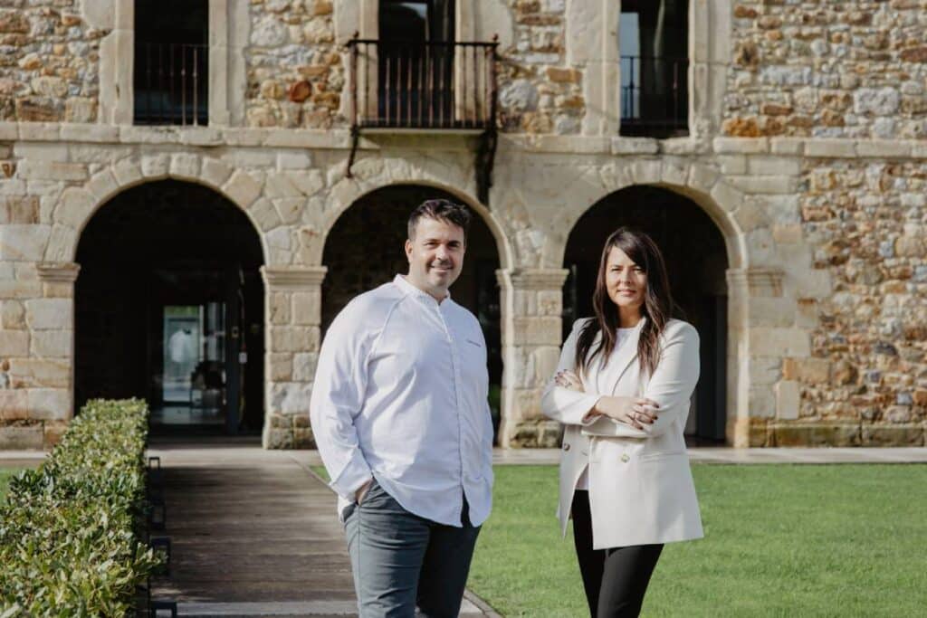 Pico Velasco, el único hotel con Estrella Michelin de Cantabria, lanza sus experiencias regalo para esta Navidad 4 Inés Aguirreburualde y Nacho Solana, fundadores de Pico Velasco, hotel boutique y restaurante con Estrella Michelin en Cantabria.