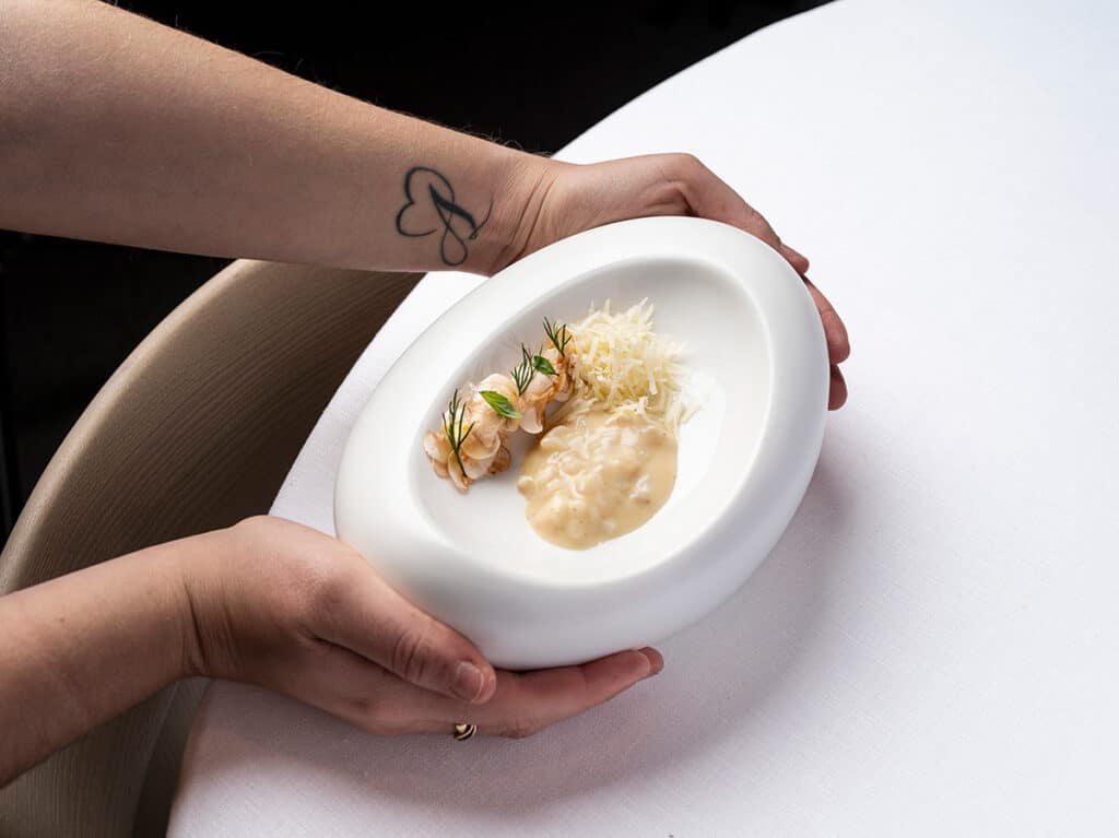 Risotto de navajas ahumadas, bufa, hongos anidados y parmesano del restaurante Clos Madrid.