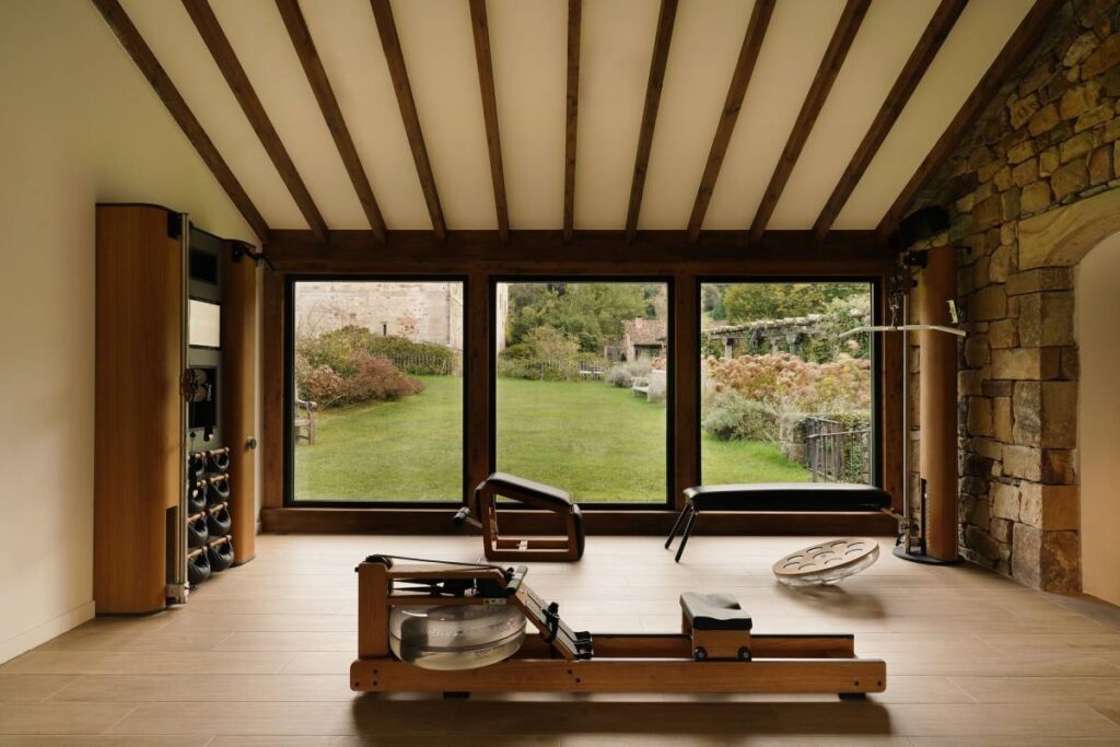 El Palacio de la Helguera se convierte en refugio navideño de lujo en Cantabria 2 Gimnasio del Palacio de la Helguera en Cantabria.