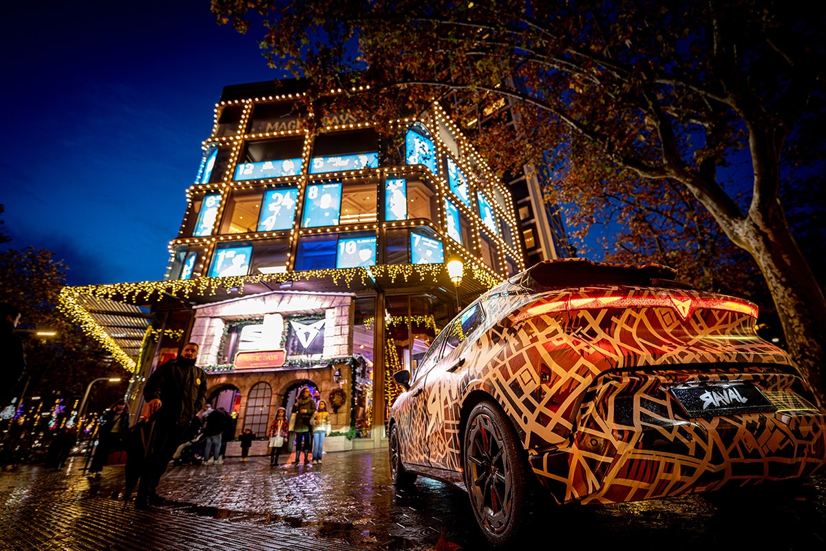 CUPRA Raval ‘camuflado’ en CASA SEAT, en el Paseo de Gracia de Barcelona.