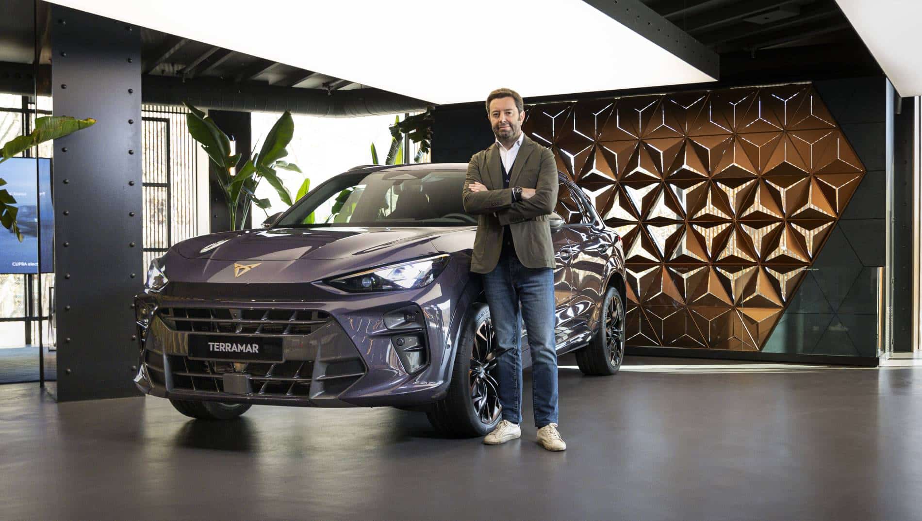 Víctor Sarasola, director comercial de Cupra España, posa junto a uno de los siete modelos creados por la marca en otros tantos años, el Terramar.