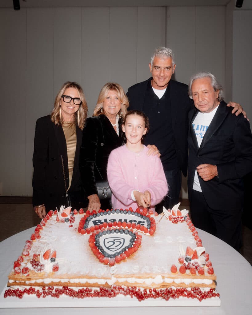 La familia Fusco en la presentación de Family Grammar, exposición que celebra el 25º aniversario de Blauer en la Trienal de Milán. 