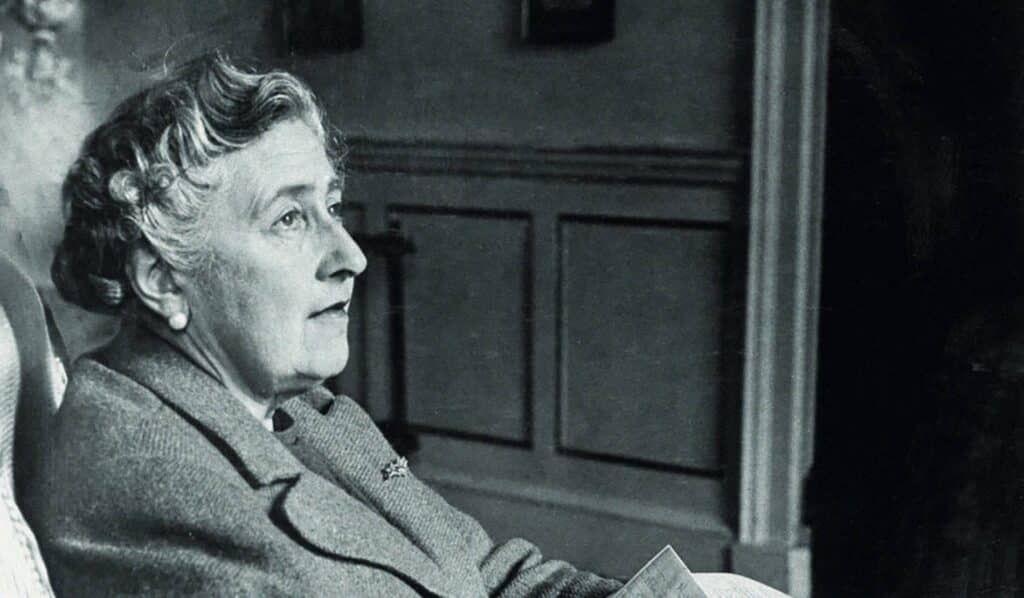 Agatha Christie, corrigiendo pruebas de uno de sus libros en una fotografía tomada en 1946. El 12 de enero de 2026 se cumplen 50 años de su muerte en Winterbrook (Reino Unido).