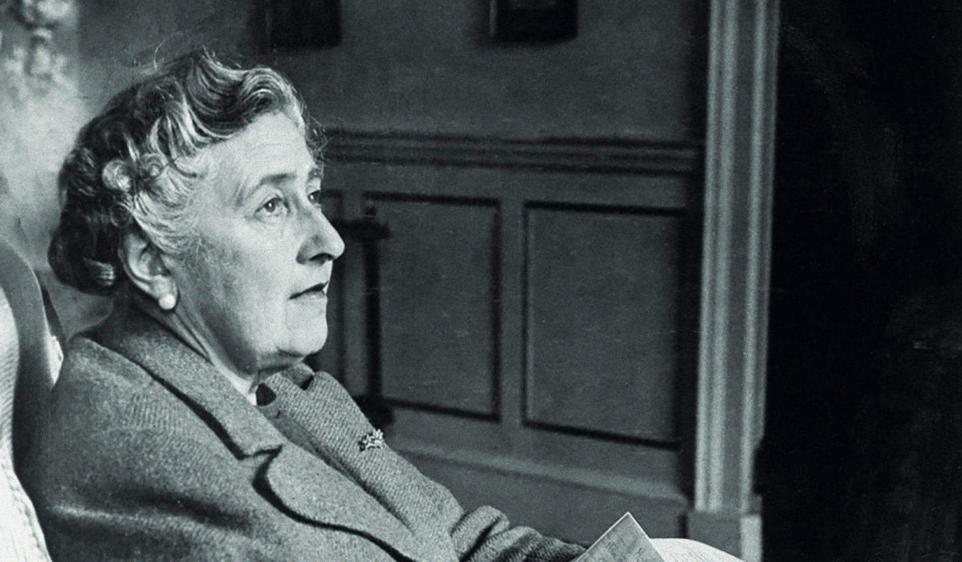 Agatha Christie, corrigiendo pruebas de uno de sus libros en una fotografía tomada en 1946. El 12 de enero de 2026 se cumplen 50 años de su muerte en Winterbrook (Reino Unido).