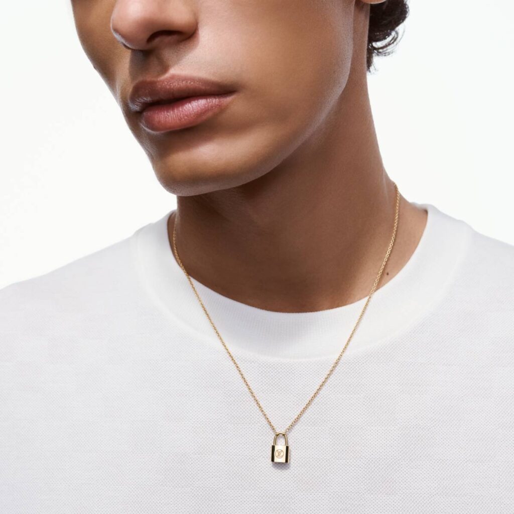 Louis Vuitton conmemora diez años de alianza con UNICEF con una edición limitada del colgante Silver Lockit 2 Colgante Silver Lockit de Louis Vuitton.