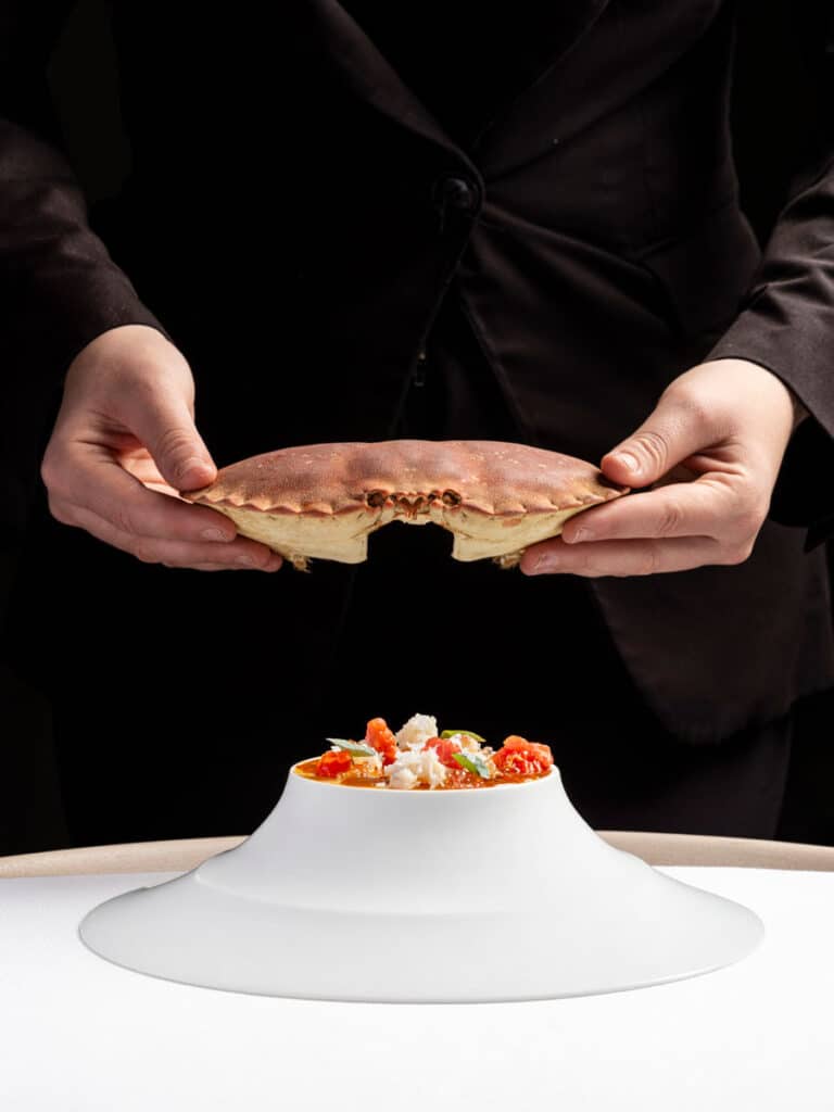 Flan al vapor de buey de mar ahumado con encurtidos y ternera.