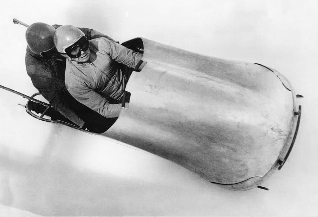 Eugenio Monti y Renzo Alverà en la competición de bobsleigh de los Juegos Olímpicos de Cortina de 1956.
