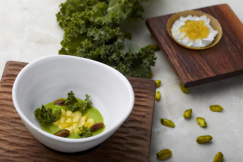 Pistachos de la pedraja del portillo kale y limon verde. Tartalera de manzana valdeon y wisky Refectorio 2024