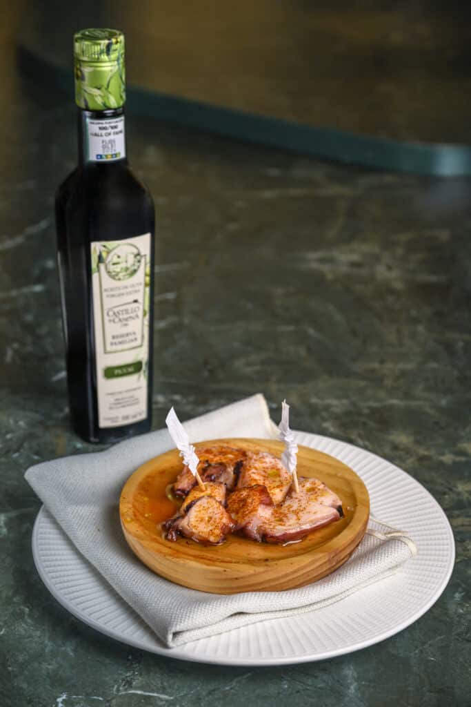 Oro líquido con apellido y territorio 6 Pulpo a feira Castillo de Canena Reserva Familiar Picual Presentacion cosecha 2025 26 Bancal Grandes Pagos Olivar 0007