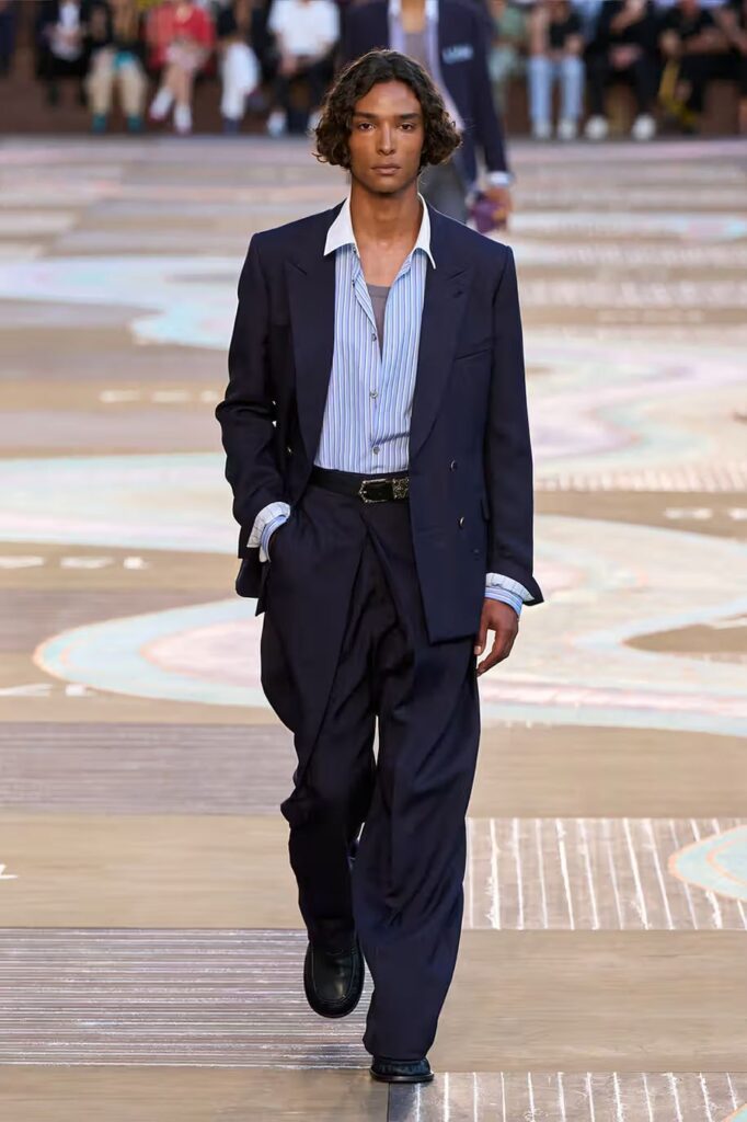 Códigos de estilo del traje azul 2 WhatsApp Image 2026 02 06 at 13.39.42