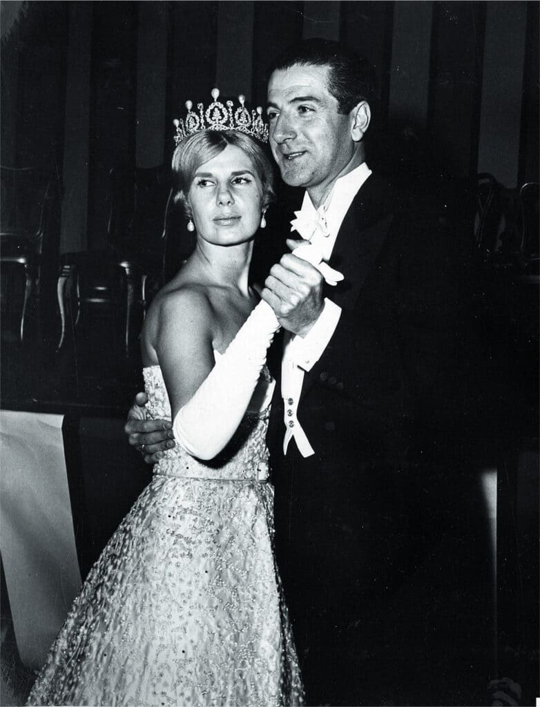 02 Cayetana Fitz James Stuart y Luis Martinez de Irujo XVIII duques de Alba en el Imperial Ball de Nueva York 1959