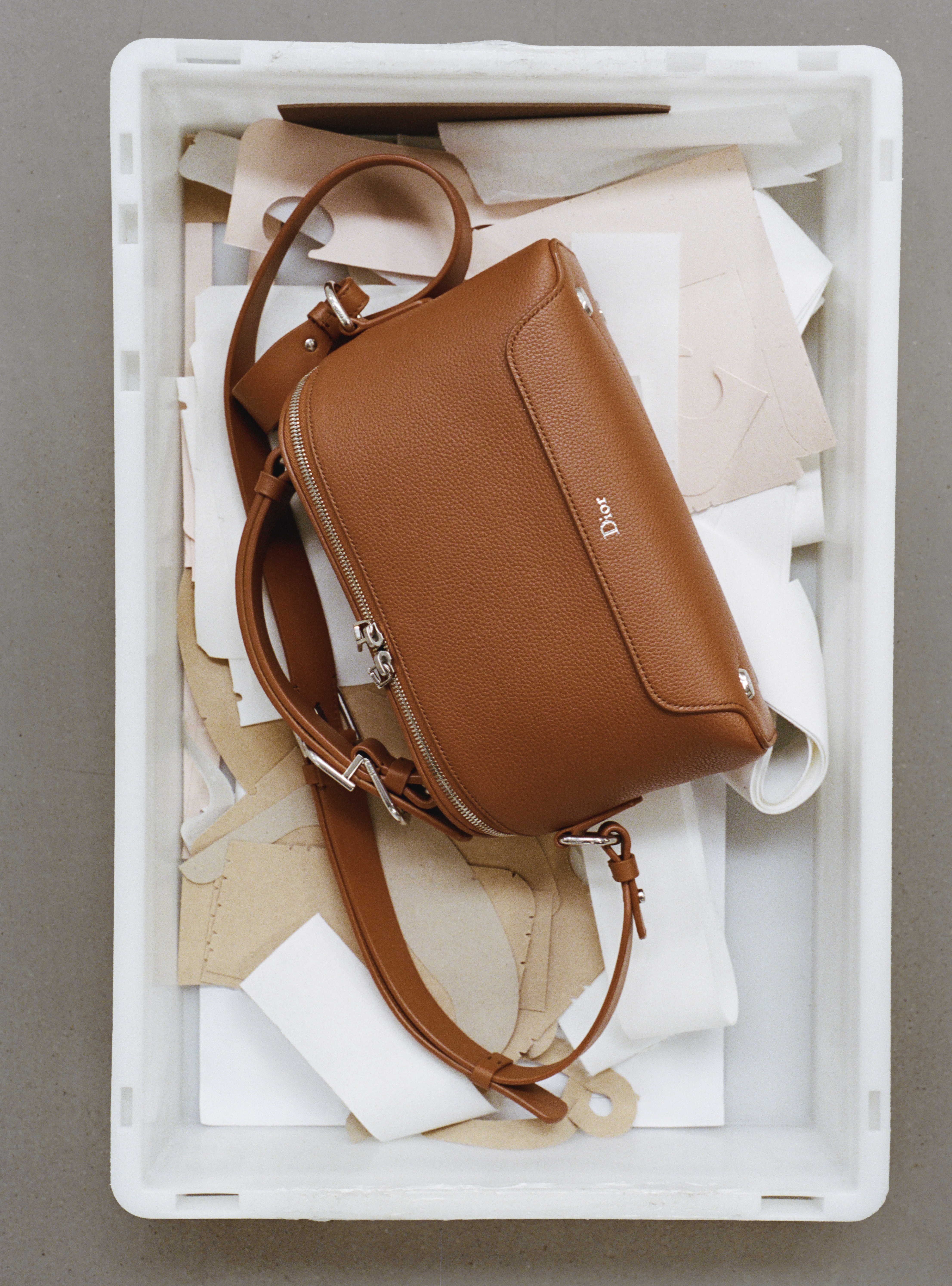 Dior Archie, la nueva silueta del lujo cotidiano 5 DIOR FALL 2026 COLLECTION VISUELS SAVOIR FAIRE ARCHIE BAG BY PAUL LEHR 7