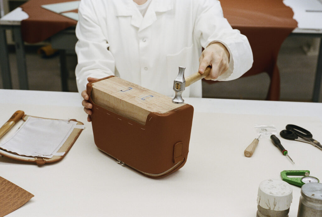 Dior Archie, la nueva silueta del lujo cotidiano 3 DIOR FALL 2026 COLLECTION VISUELS SAVOIR FAIRE ARCHIE BAG BY PAUL LEHR 8