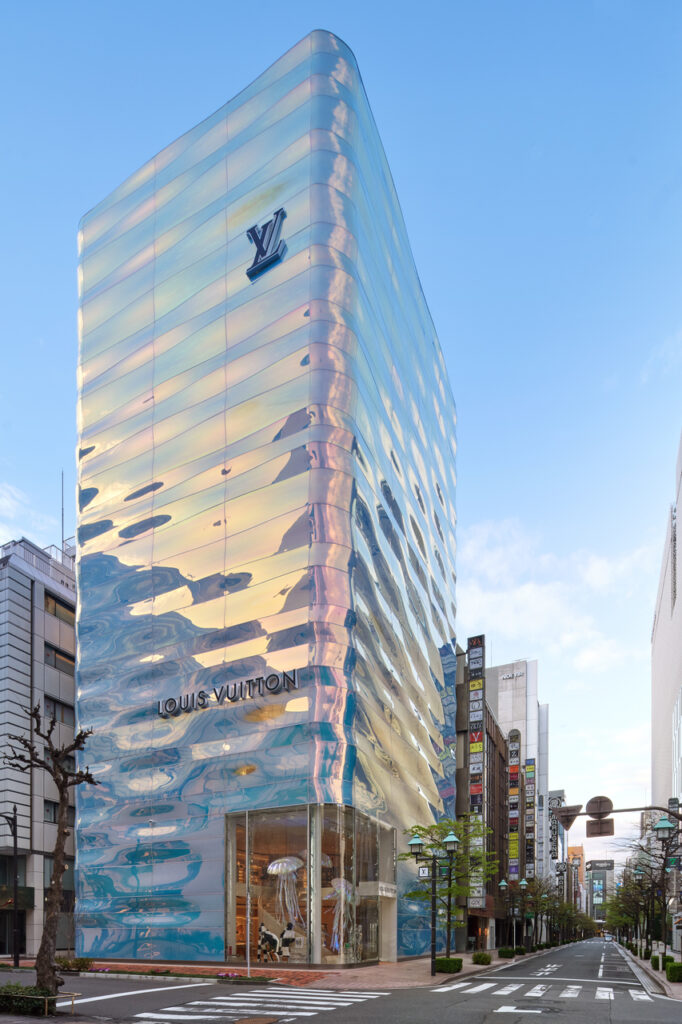Louis Vuitton, el nuevo compromiso regenerativo 3 Louis Vuitton Ginza Namiki Facade by Daici Ano