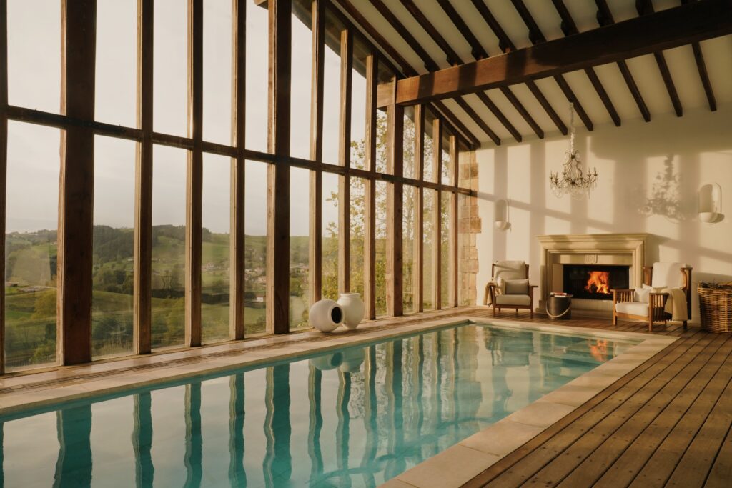 La Helguera, un palacio donde el tiempo se convierte en experiencia 6 piscina 2